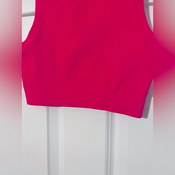 Pro Fit Seamless Ribbed Top - Size Small - Picture 4 of 4